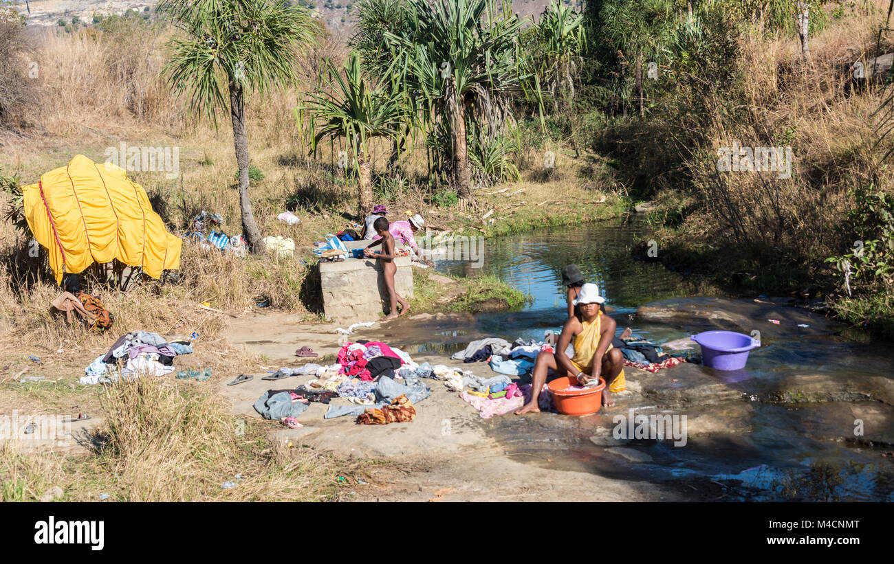 Dame Wäsche Waschen im Fluss in der Nähe von Isalo, Madagaskar Stockfoto