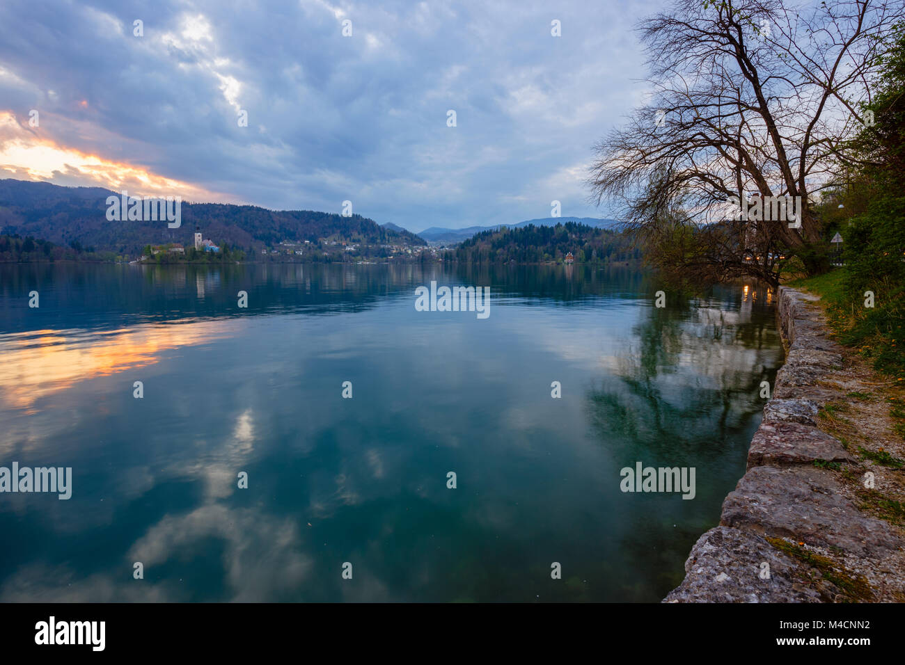 Ansicht der Kirche von Bled und berühmten Insel bei Nacht in Slowenien, Europa Stockfoto