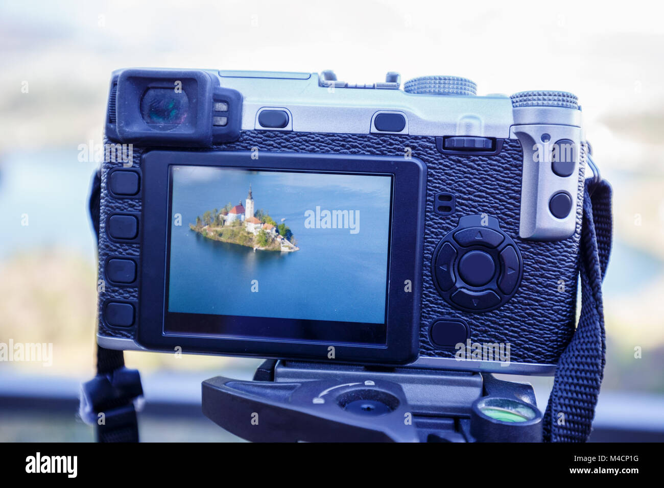 Moderne MILC Kamera auf einem Stativ Schießen im Freien photograpy Stockfoto