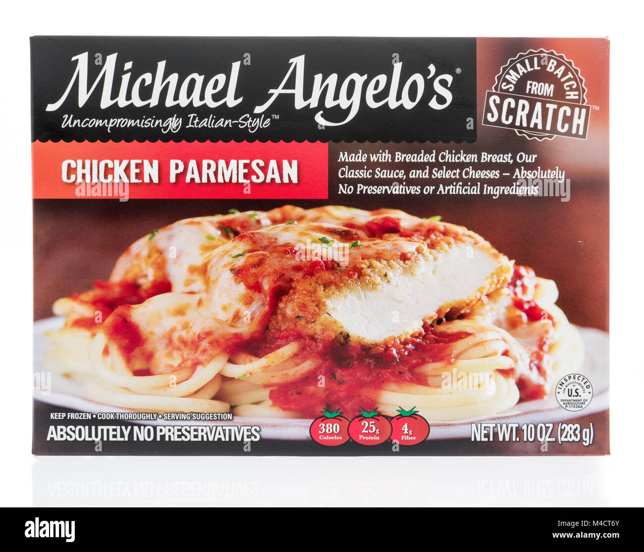 Winneconne, WI - 10. Februar 2018: Eine Box von Michael Angelo's Chicken Parmesan gefrorene Mahlzeit auf einem isolierten Hintergrund. Stockfoto