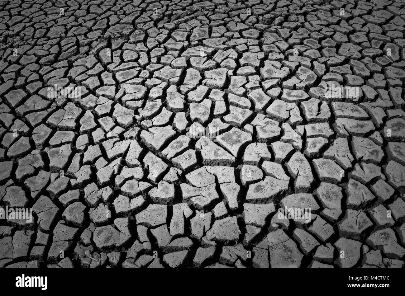 Boden dürre Risse Textur Hintergrund für Design. schwarz-weiß-Bild Stockfoto