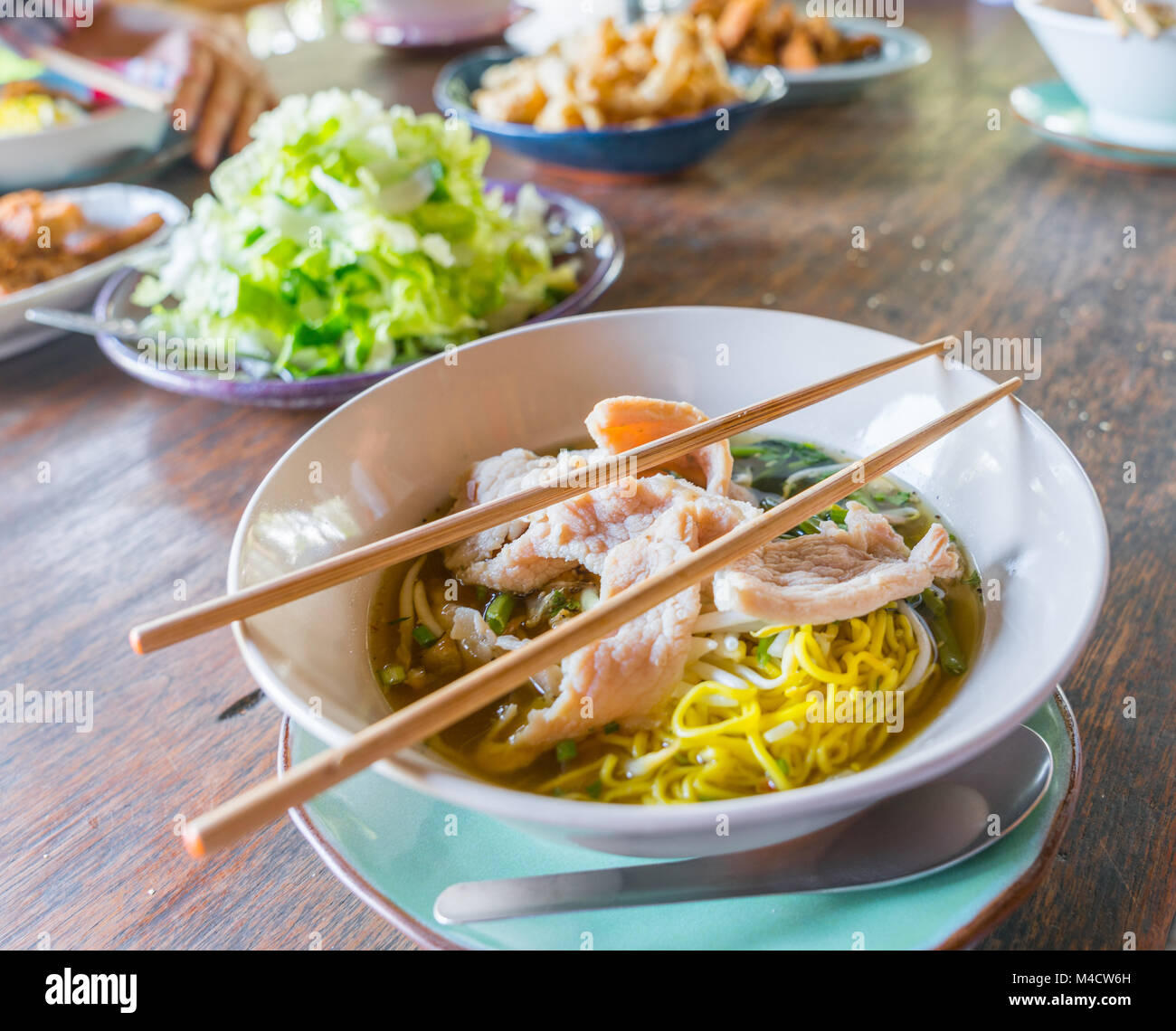 Asiatische Lebensmittel mit STCKS am Set Tabelle in selektiven Fokus hacken. Stockfoto