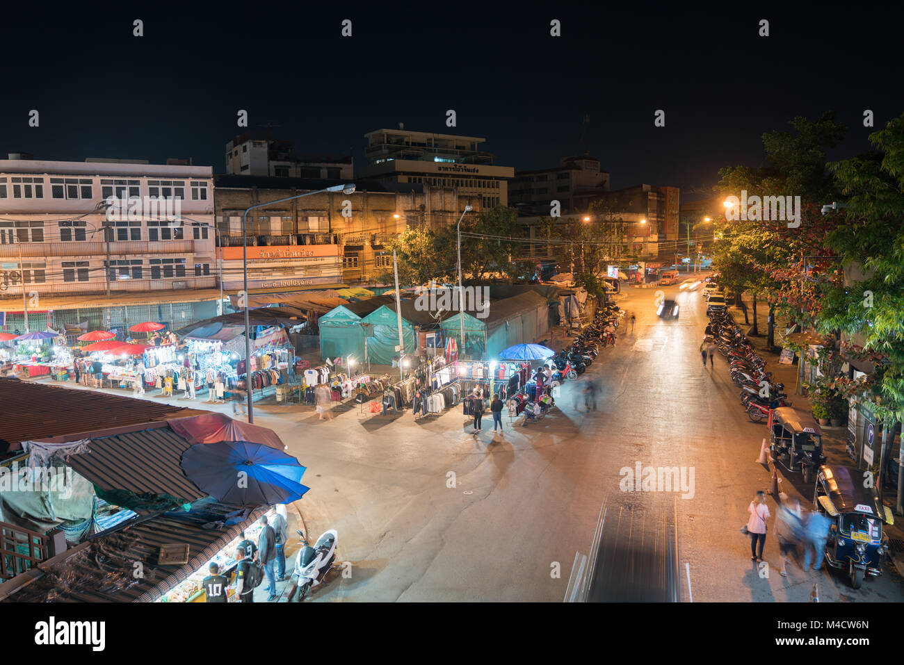 CHIANG MAI, THAILAND - 29. Januar 2018; hohe Sicht auf die City street Nacht Märkte mit Personen und Fahrzeugen in Bewegung verschwommen Stockfoto
