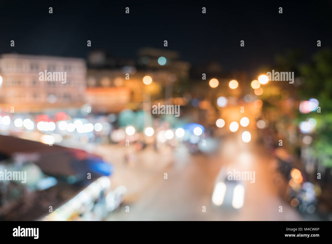 Abstrakte defokussierten Hintergrund urbaqn hohe Sicht auf die City street Nacht Märkte mit Personen und Fahrzeugen in Bewegung verschwommen Stockfoto