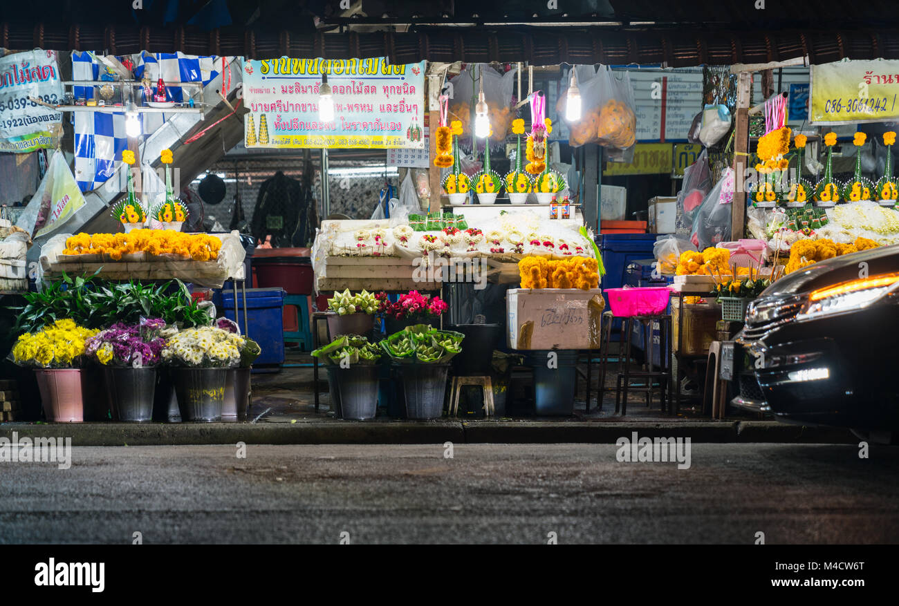 CHIANG MAI, THAILAND - 29. Januar 2018; Chiang Mai Straße Märkte Blumen verkaufen bei Nacht. Stockfoto