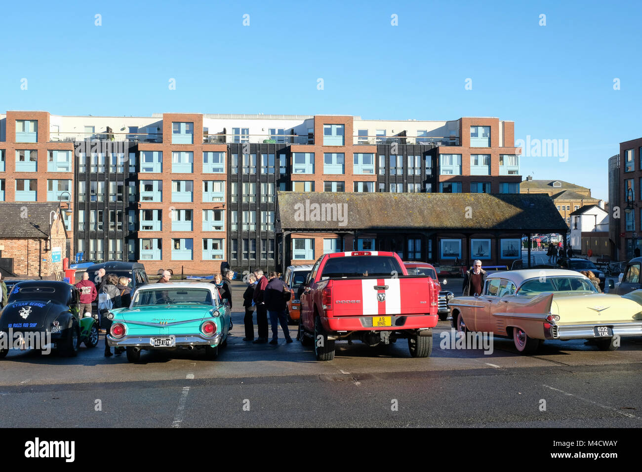 Sammlung der klassischen amerikanischen Kraftfahrzeuge im Orchard Square, Gloucester Docks, England Stockfoto