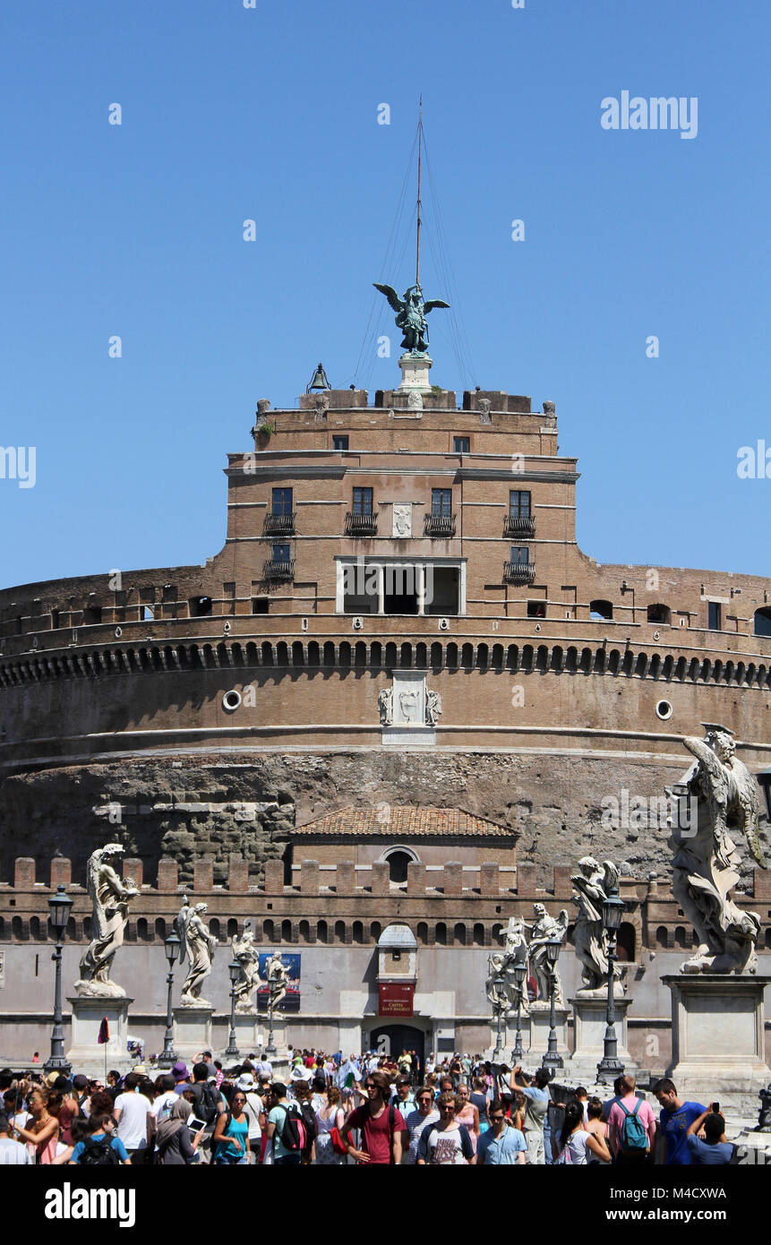 Vorderansicht des Castel Sant'Angelo-Castle der Heiligen Engel (AKA The Mausoleum des Hadrian) mit Touristen auf der Ponte Sant'Angelo, Rom, Italien. Stockfoto