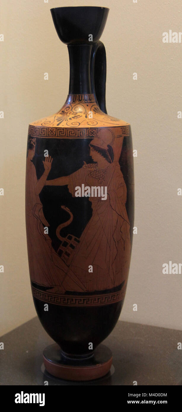 Eine Terrakotta lekythos (Öl Flasche) mit Athena und Aglauros (440-430 v. Chr.) in der Anzeige an das Kolosseum in Rom, Italien. Stockfoto