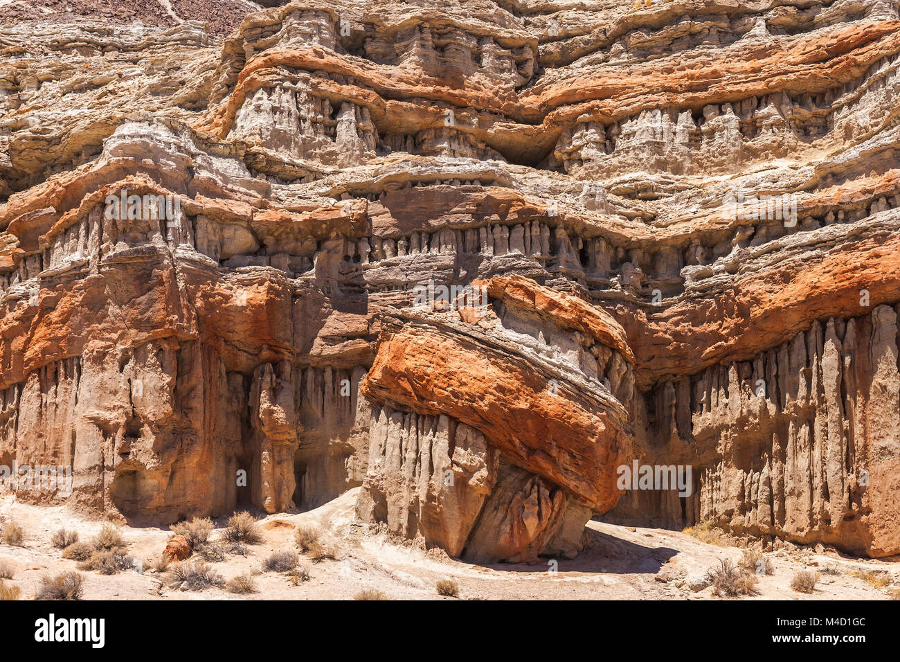 Geologische Felsformation in der Red Cliffs Naturschutzgebiet, Red Rock Canyon State Park, Kalifornien, Sommer. Stockfoto