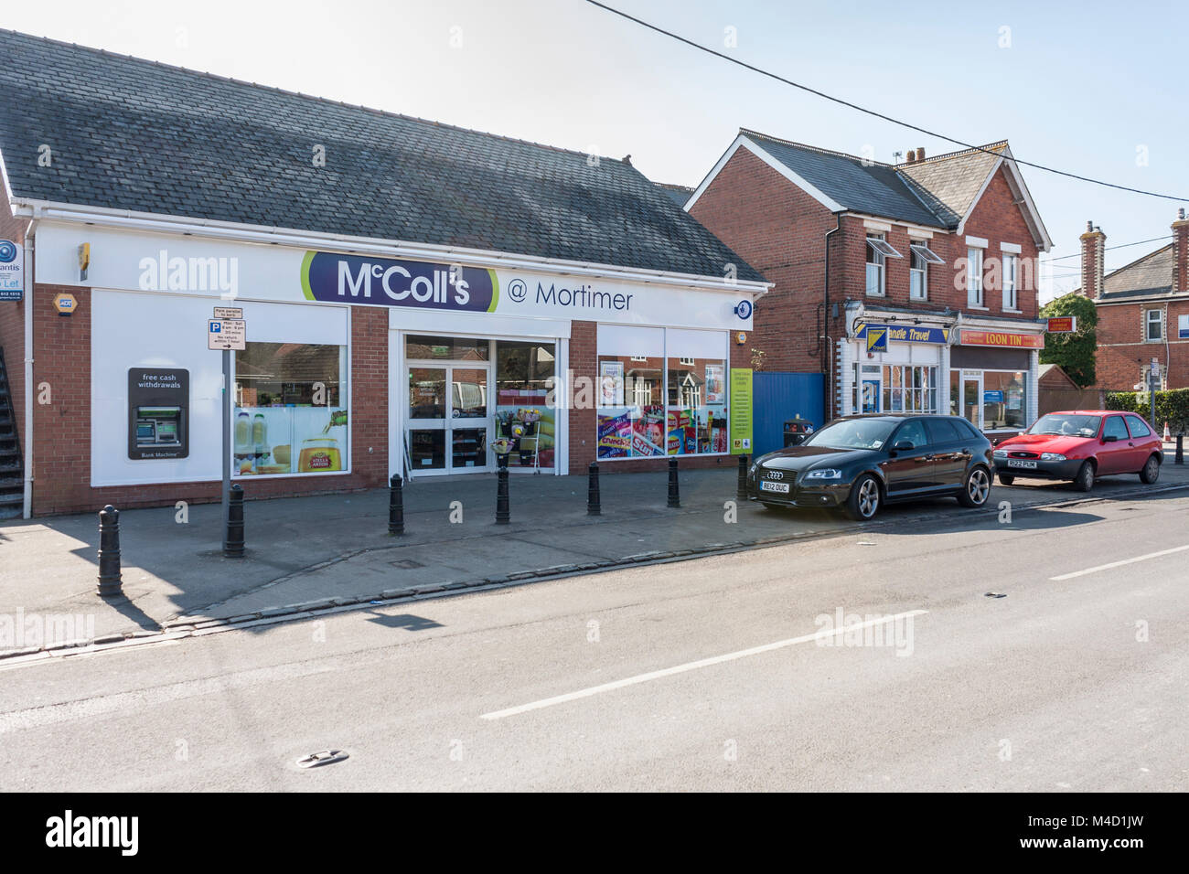 McColls Convenience Store auf Dorf High Street, Mortimer, Berkshire, England, GB, UK Stockfoto