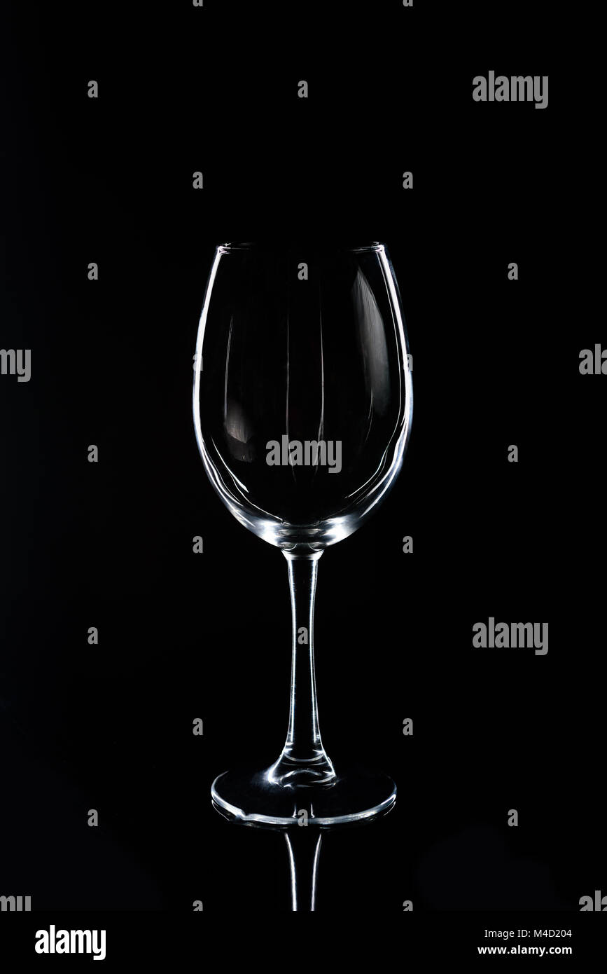 Ein Weinglas auf Schwarz reflektierende Tischplatte Stockfoto