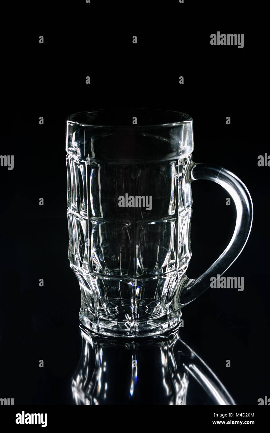 Ein Bier Glas auf Schwarz reflektierende Oberfläche Stockfoto