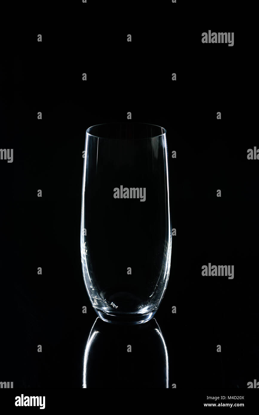 Ein Glas auf Schwarz reflektierende Tabelle Stockfoto