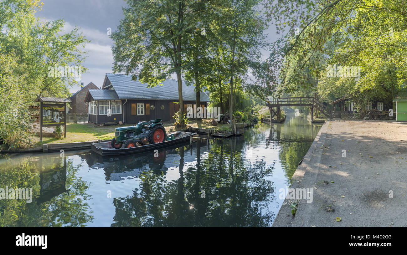 Panoramablick auf einem Fluss mit Liegeplatz und Bauernhaus. Stockfoto