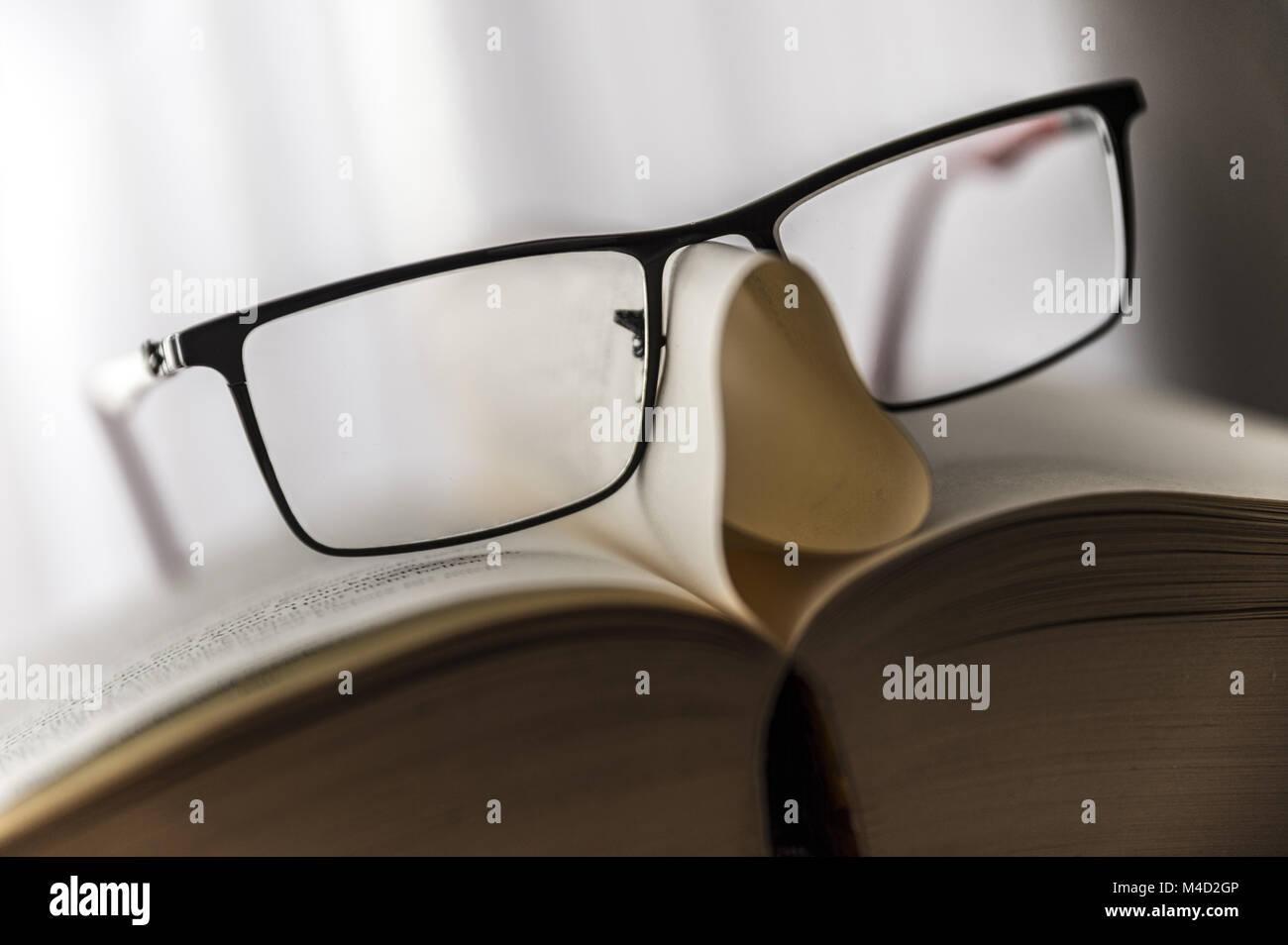 Nahaufnahme einer Brille auf einem Buch liegen. Stockfoto