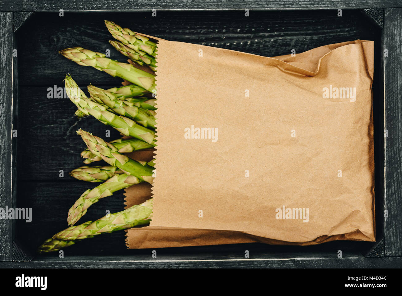 Blick von oben auf die Spargel in Shopping Papiertüte Stockfoto