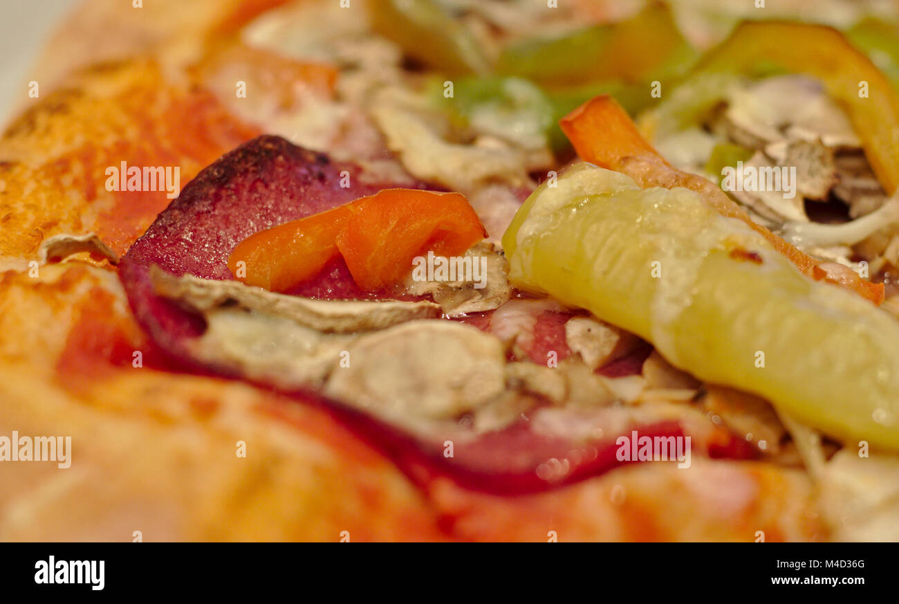 Nahaufnahme einer frisch gebackenen Pizza mit Salami, Paprika, Champignons und Käse Stockfoto