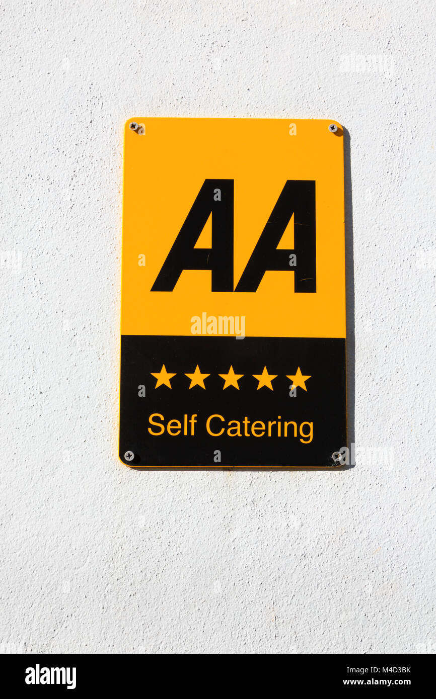 AA 5 Star Self Catering Zeichen auf eine weiße Wand. Cawsand, Cornwall Stockfoto