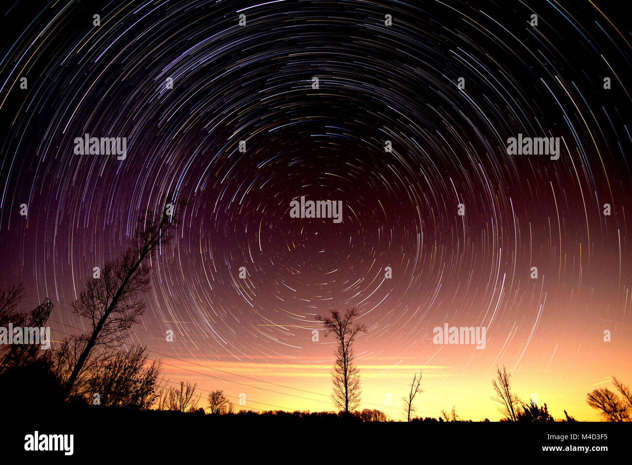 Kum Zeitrafferaufnahme von Star Trails im Nachthimmel Stockfoto