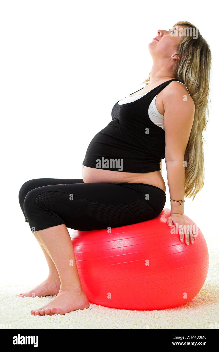 Schwangere Frau mit Gymnastikball Stockfoto