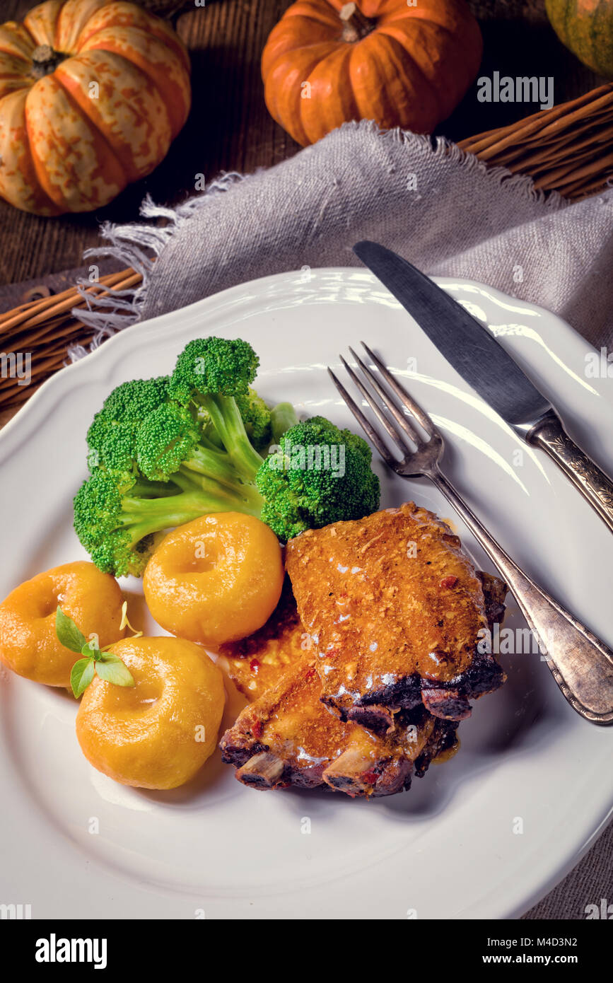 Knödel mit Kürbispüree und gegrillte Rippen Stockfoto