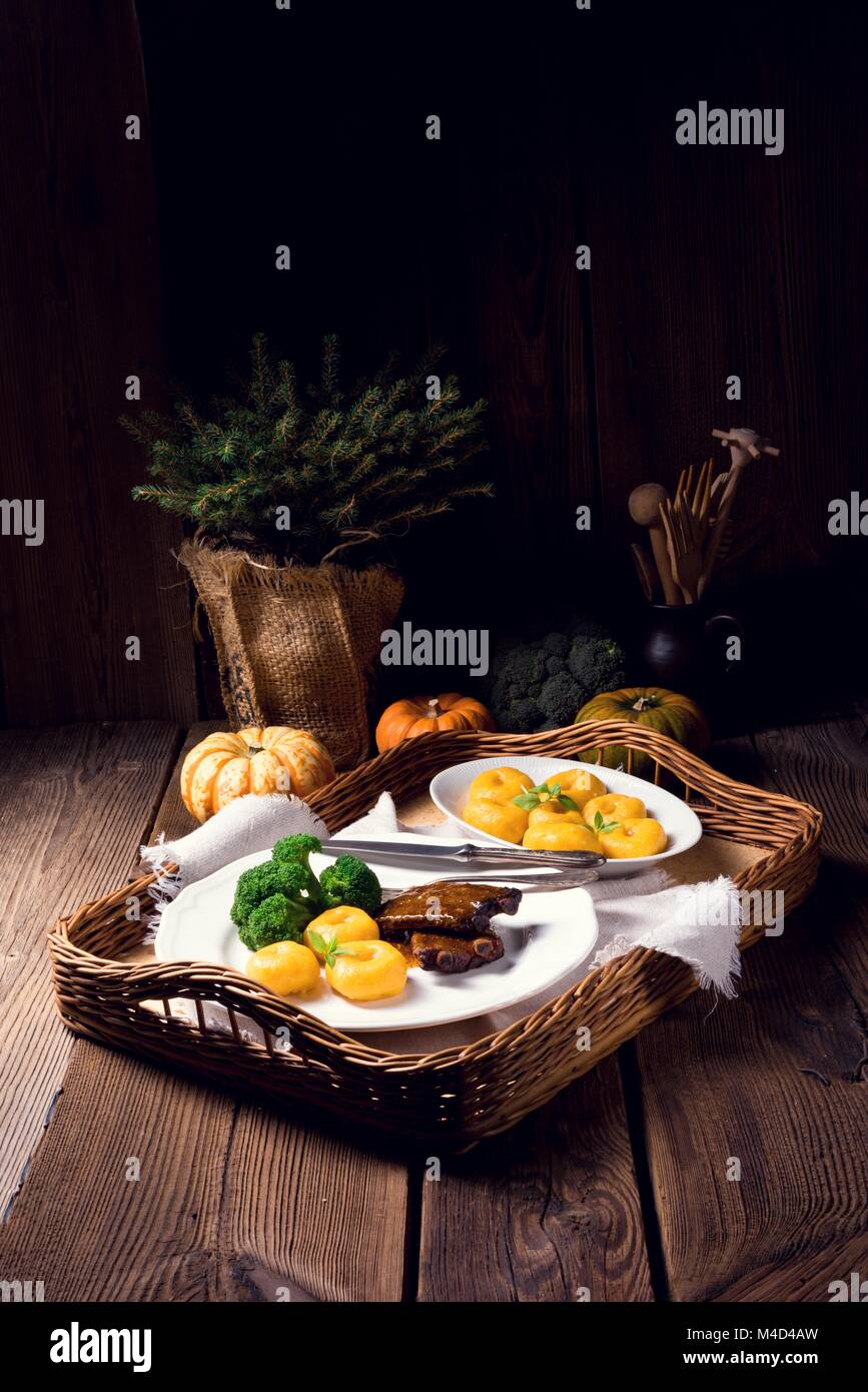 Knödel mit Kürbispüree und gegrillte Rippen Stockfoto