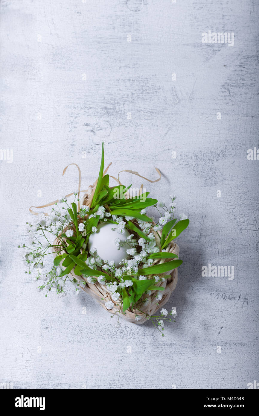 Ei und Blumen auf eine weiße Fläche. Ostern Symbole Stockfoto