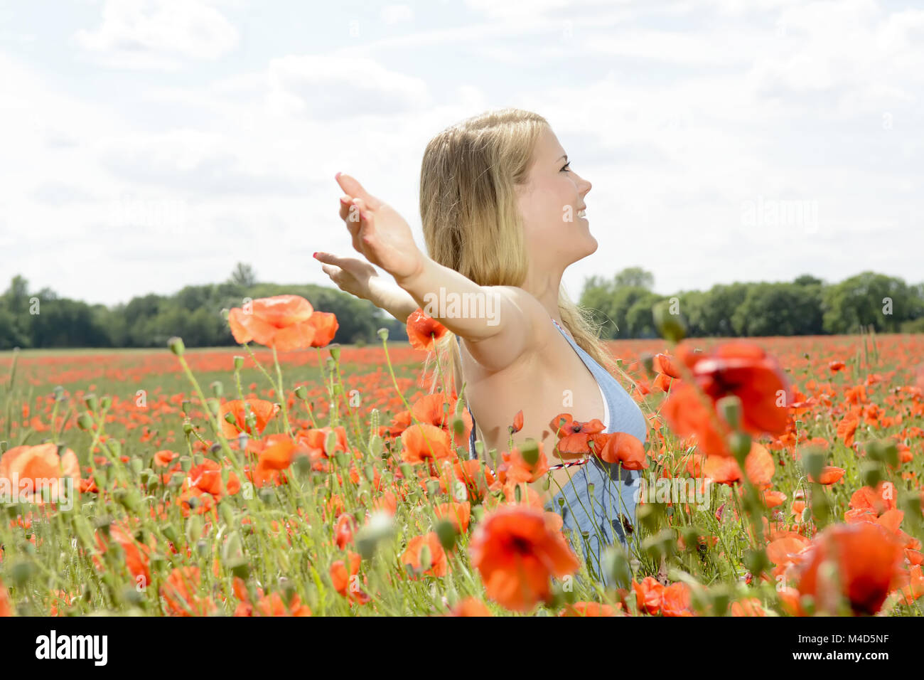 Frau Jubel im Mohnfeld Stockfoto