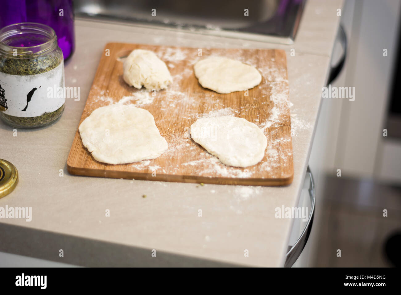 Rohe Stücke Brot Teig vor der Gärung. Stockfoto