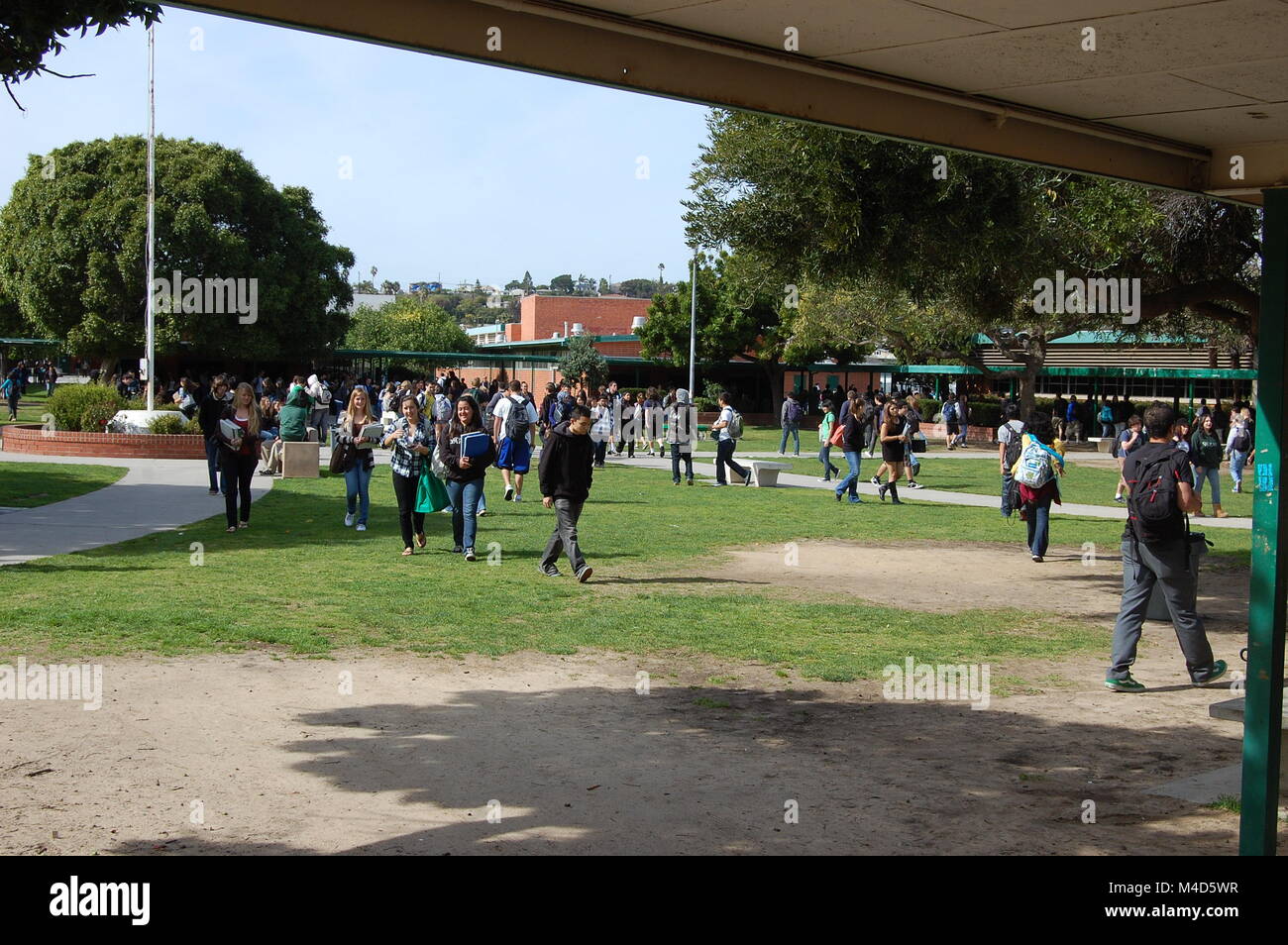 Jugendliche an einem südlichen Kalifornien High School gehen zu ihren Klassenzimmern Stockfoto