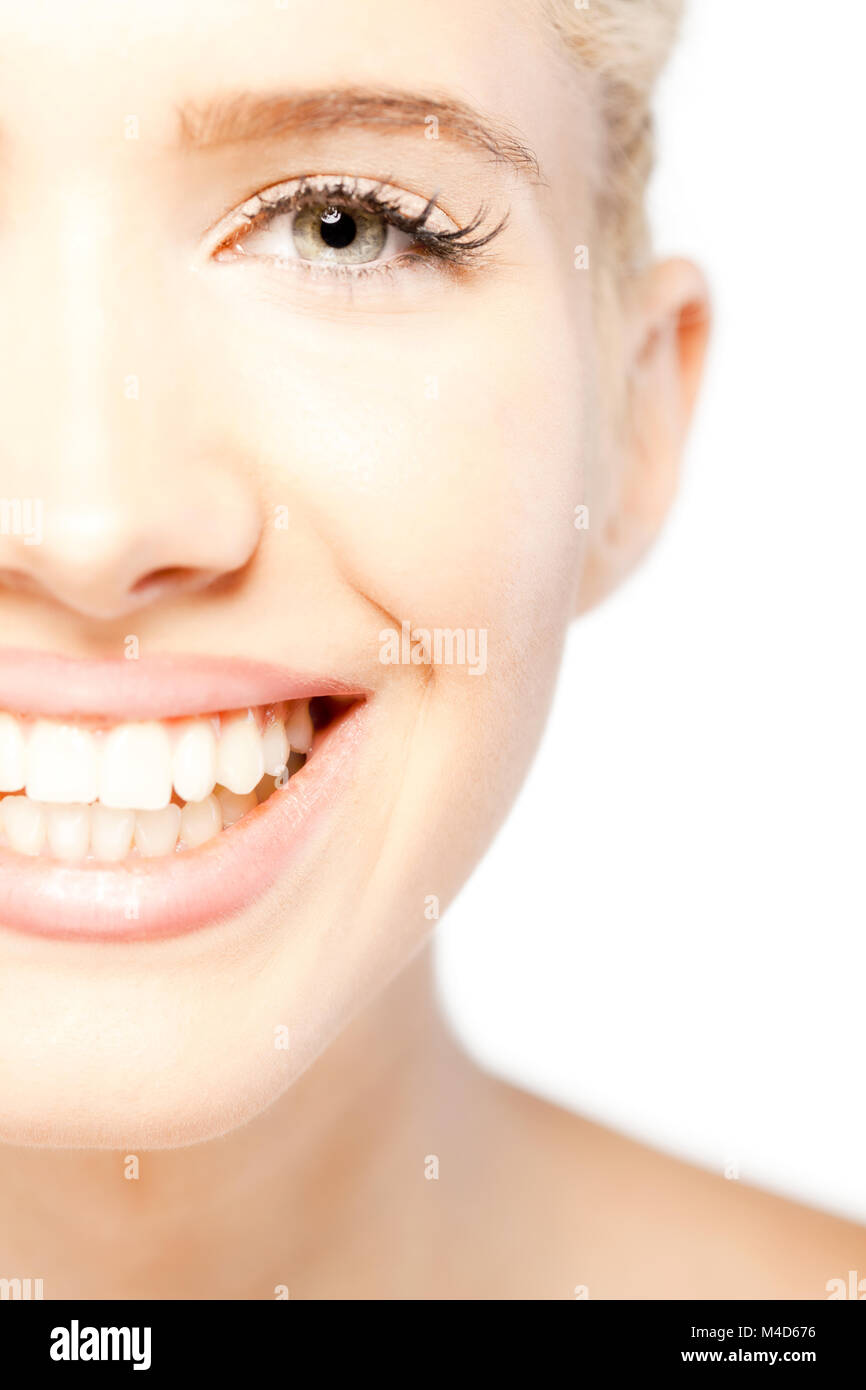 Gerne blonde Mädchen lächelnd mit offenen Mund und schöne weiße Zähne Stockfoto