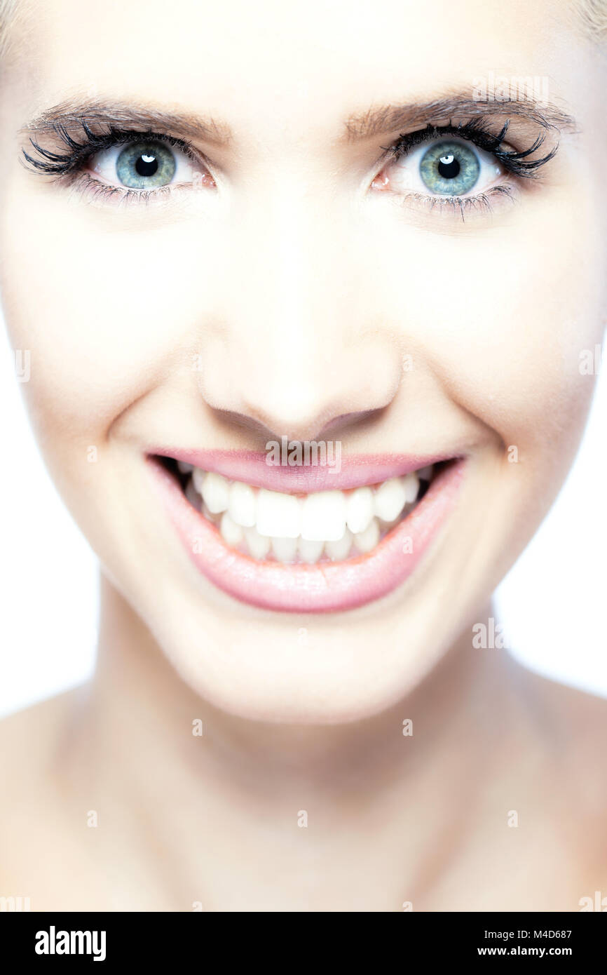 Gerne blonde Mädchen lächelnd mit offenen Mund und schöne weiße Zähne Stockfoto