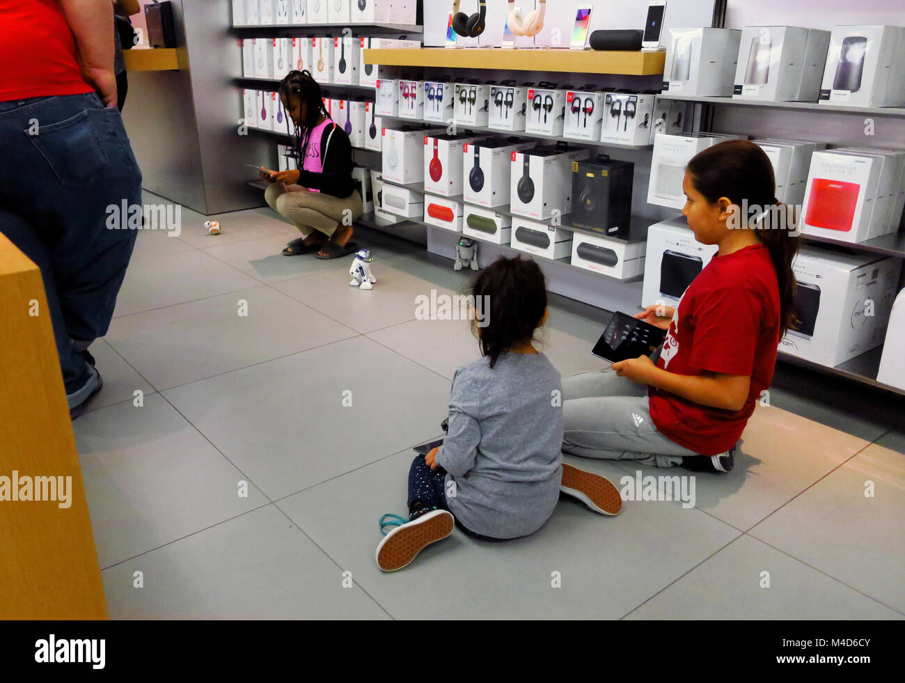 Kinder lernen mit "Star Wars"-Roboter in einem Apple Store in Utah. Stockfoto
