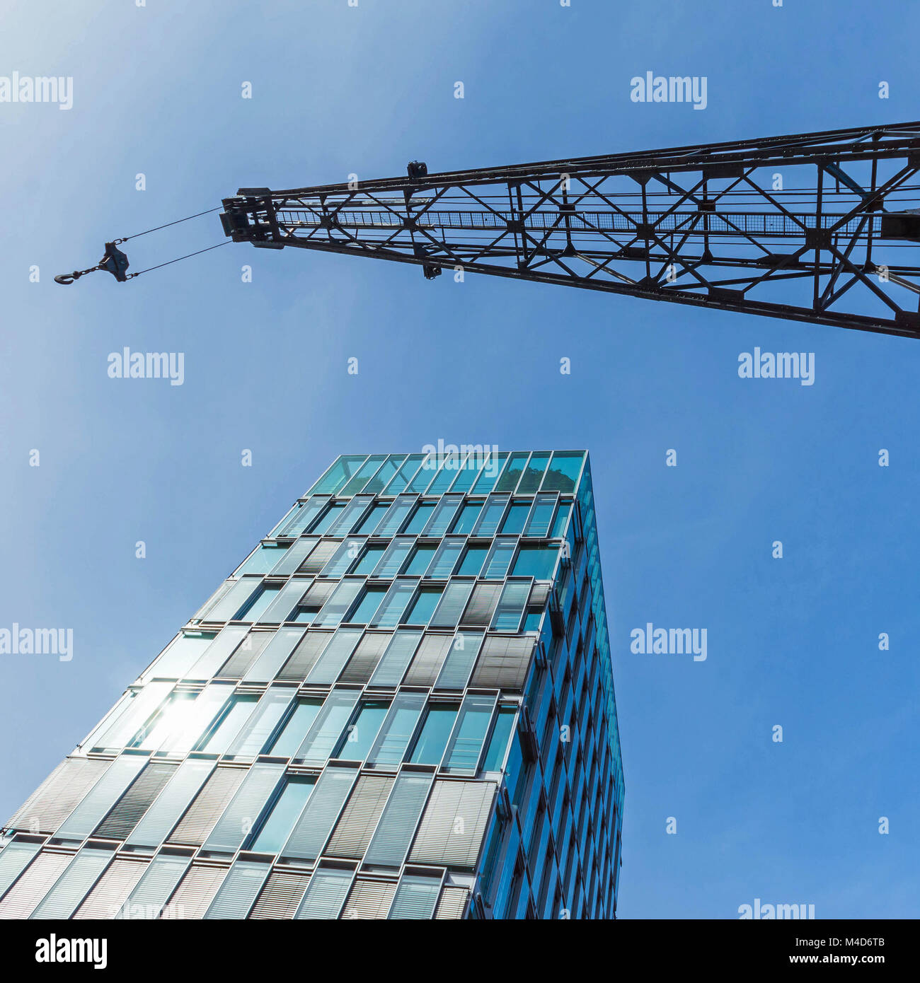 Zeitgenössische Architektur gegen alte Technologie Stockfoto