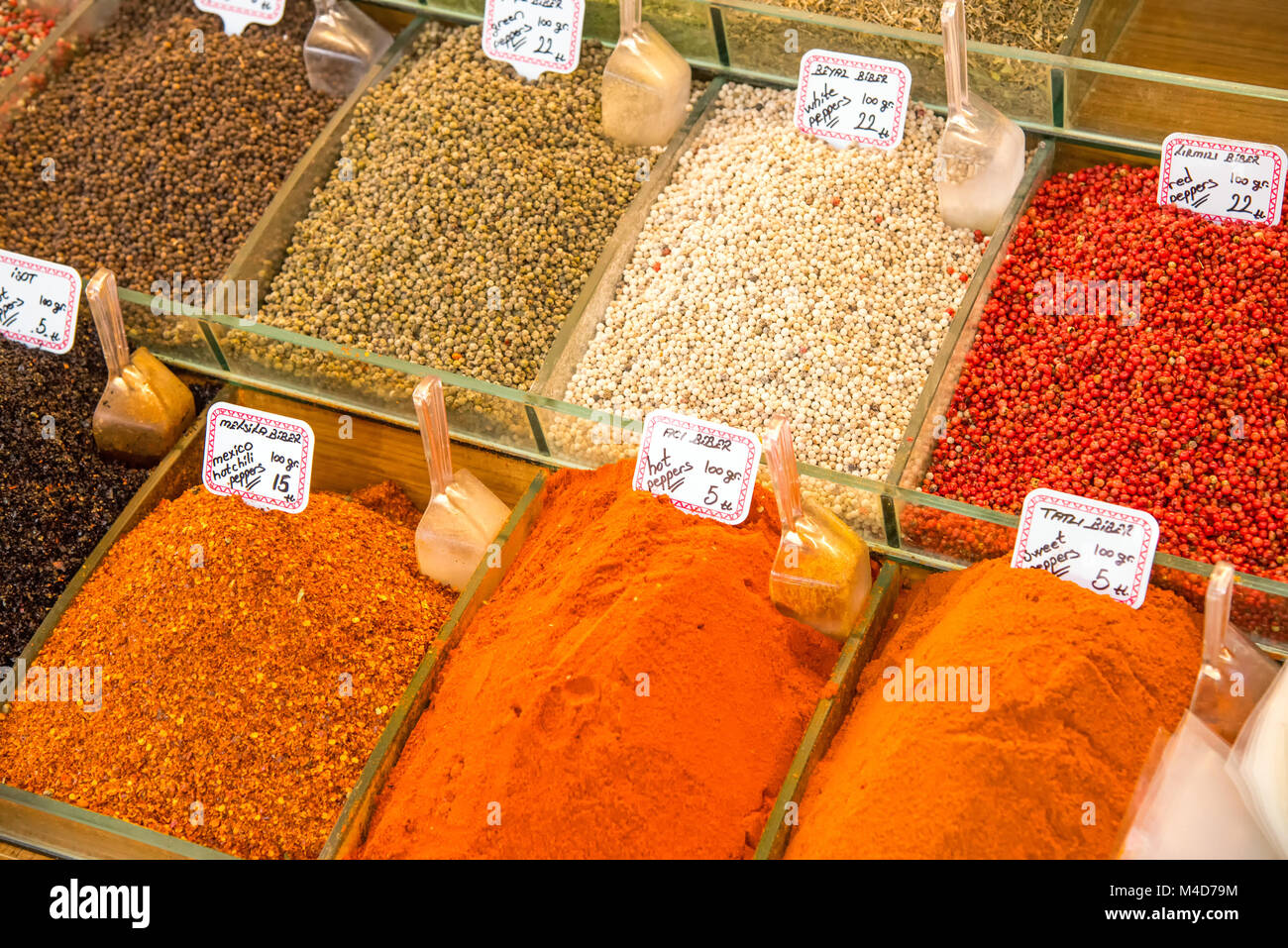 Bunte Gewürze zum Verkauf auf einem Markt in Istanbul Stockfoto
