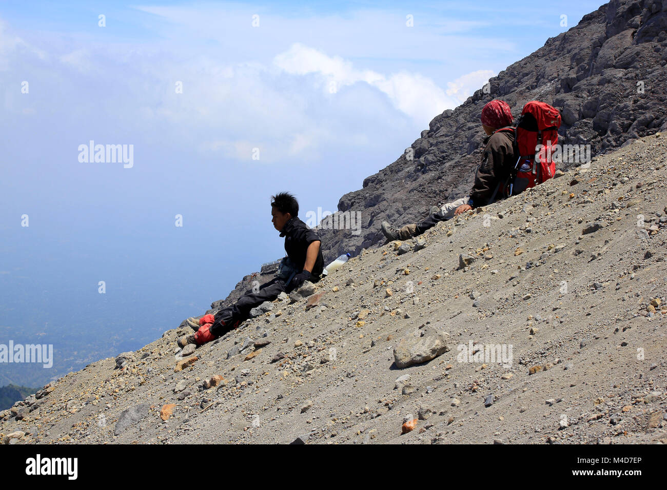 Boyolali, Indonesien, 25. Okt 2014. Zwei Kletterer ruhte sich kurzzeitig auf Sand Felsen mit einer Neigung von etwa 70 Grad auf dem Weg zum Gipfel. Stockfoto