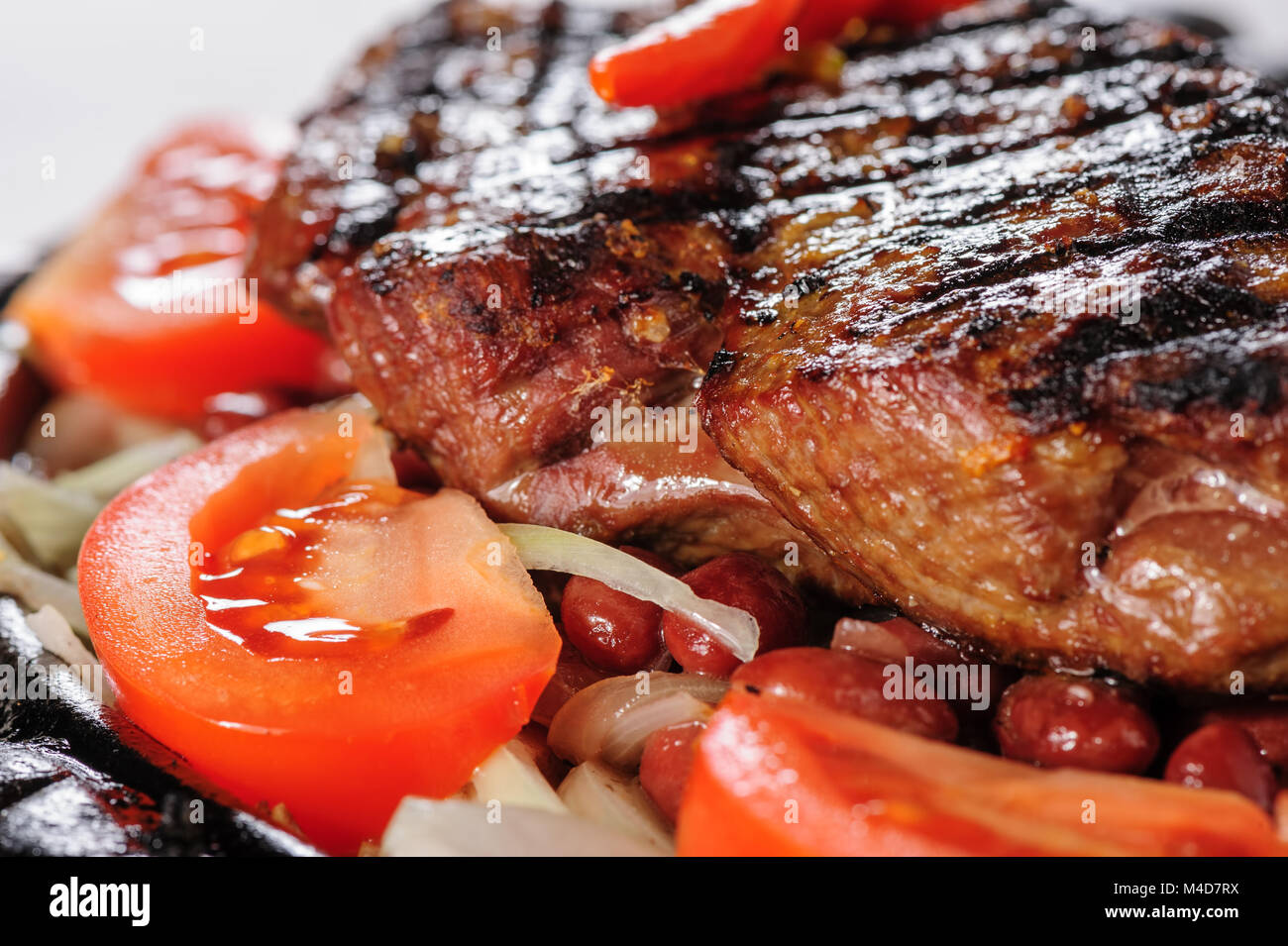 Rindersteak mit roten Bohnen garnieren Stockfoto