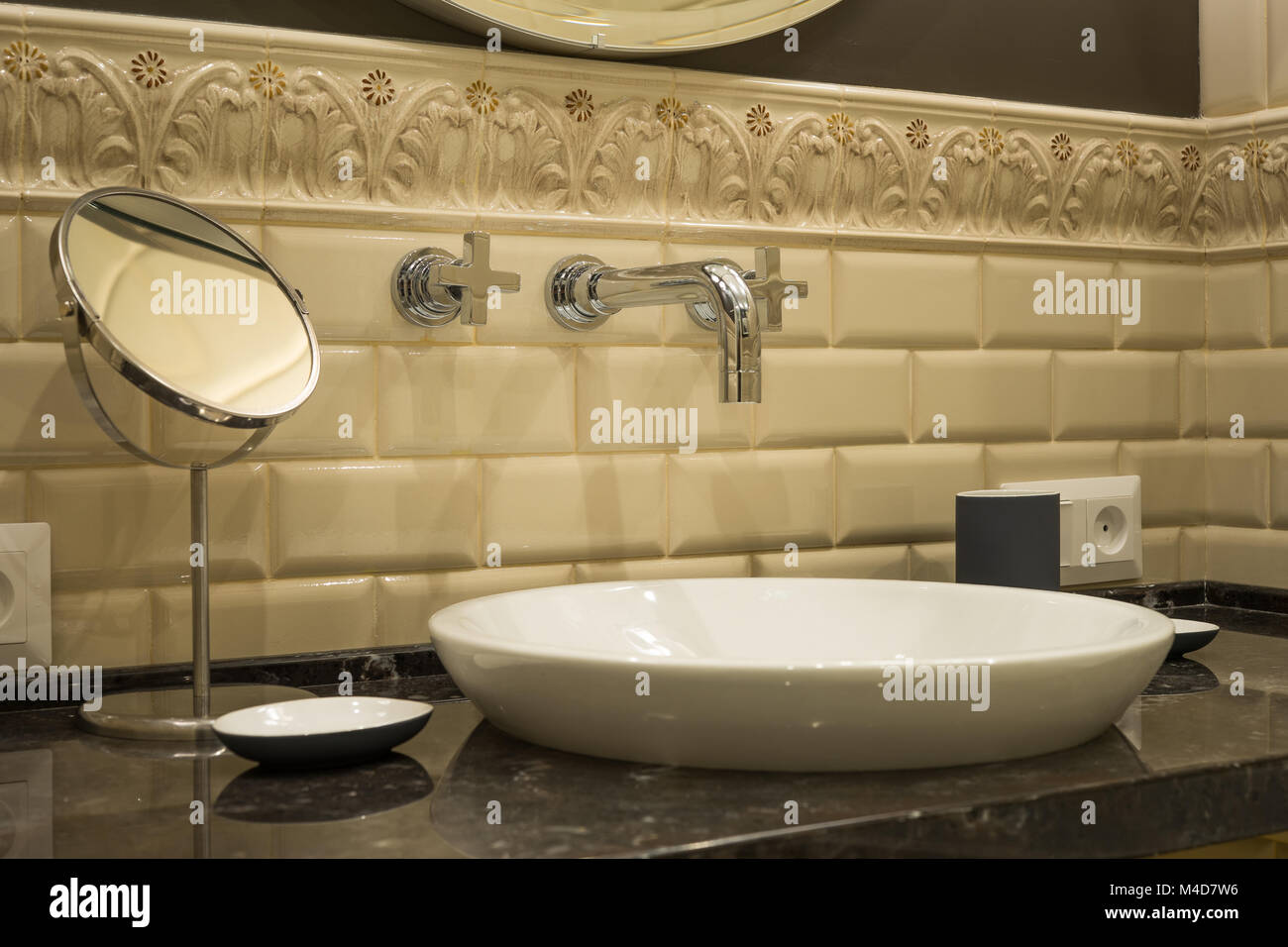 Waschbecken Wasserhahn Spiegel in ein luxuriöses Badezimmer Stockfoto