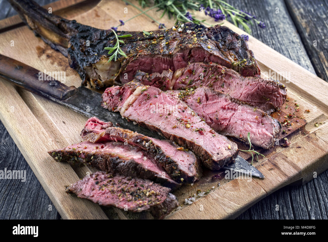 Grill Tomahawk Steak auf Schneidebrett Stockfoto