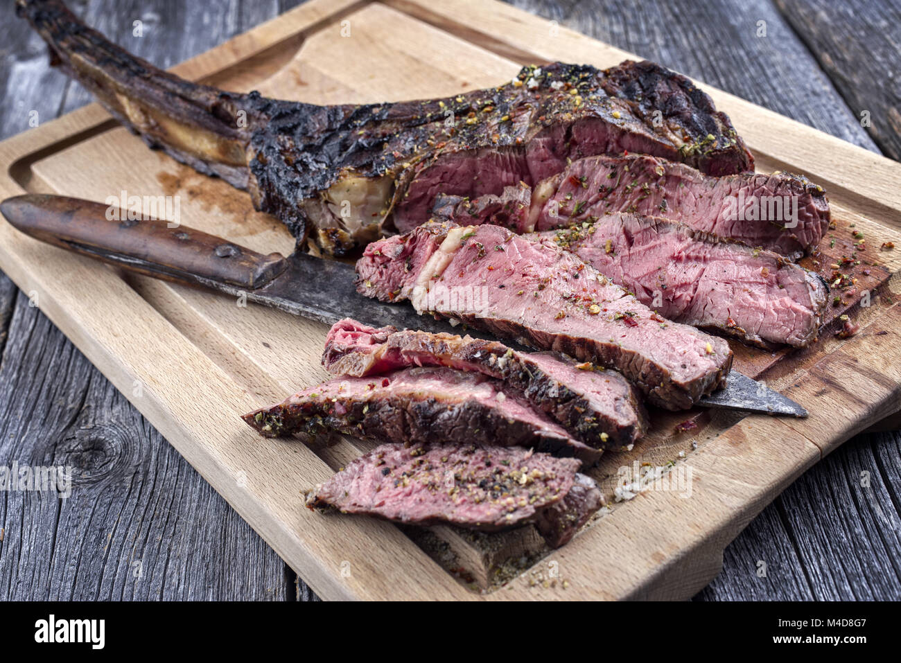 Grill Tomahawk Steak auf Schneidebrett Stockfoto