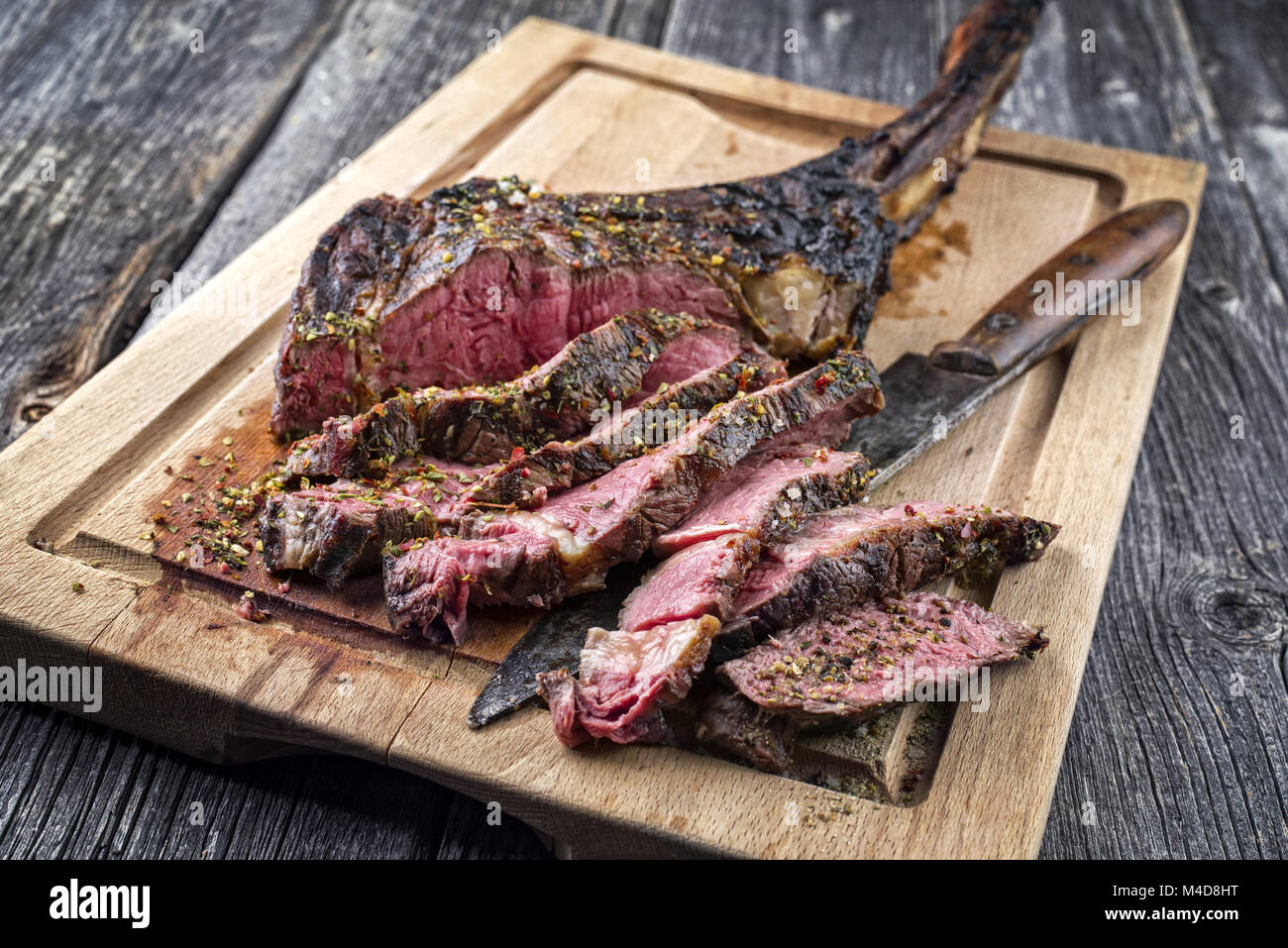 Grill Tomahawk Steak auf altem Schneidebrett Stockfoto