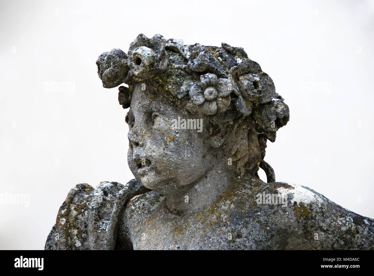 Statue eines Kinder Abbildung mit floralen Kranz Stockfoto