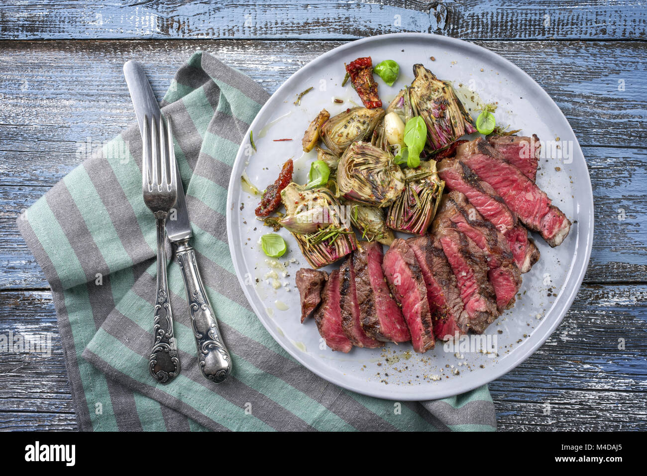 Grill Wagyu Punkt Steak mit Artischockenherzen auf Platte Stockfoto