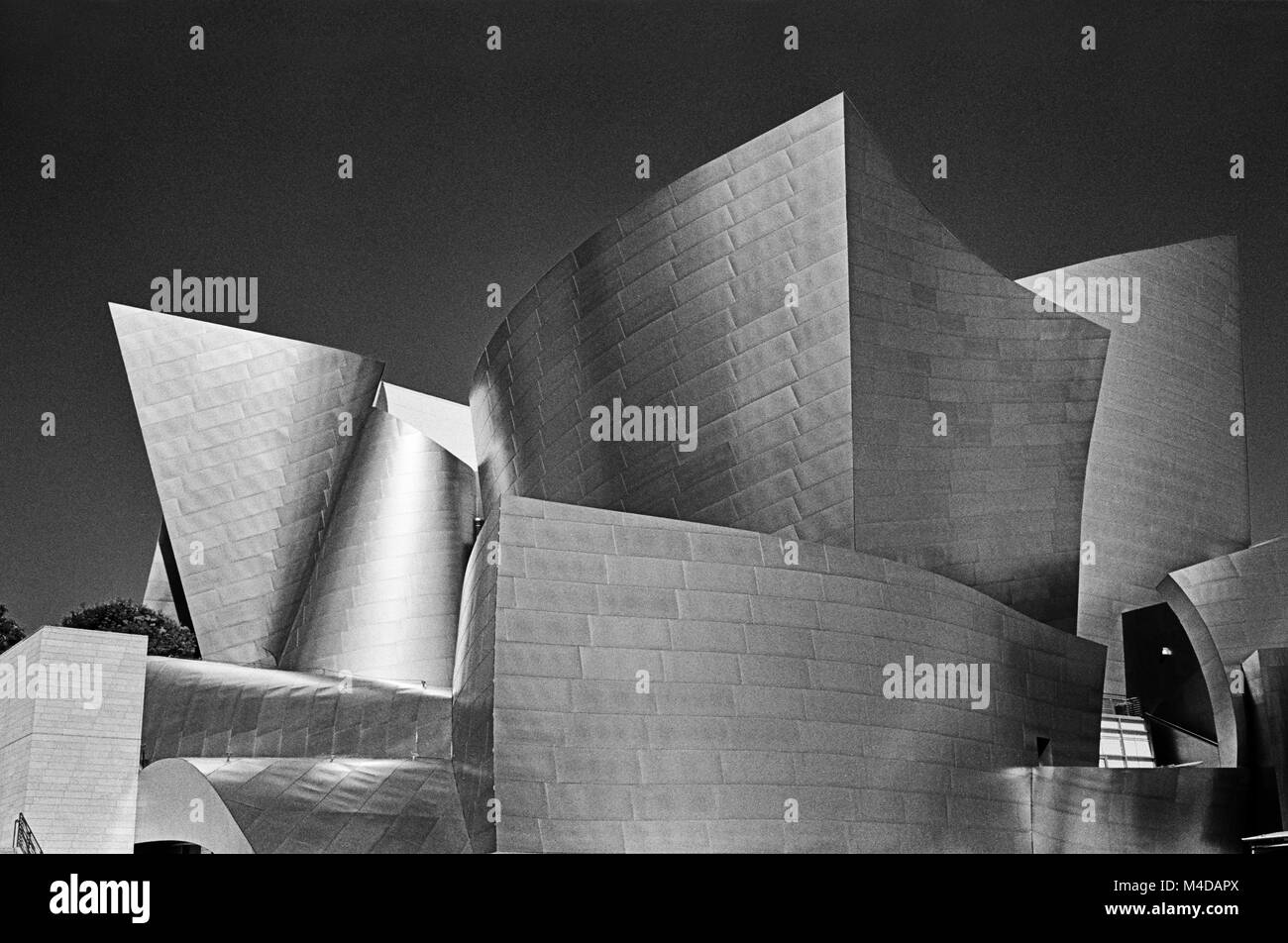LOS ANGELES, USA - November 03, 2014: Disney Philharmonie, entworfen von Frank Gehry, glitzert in der reflektierte Sonnenlicht in Los Angeles. Stockfoto