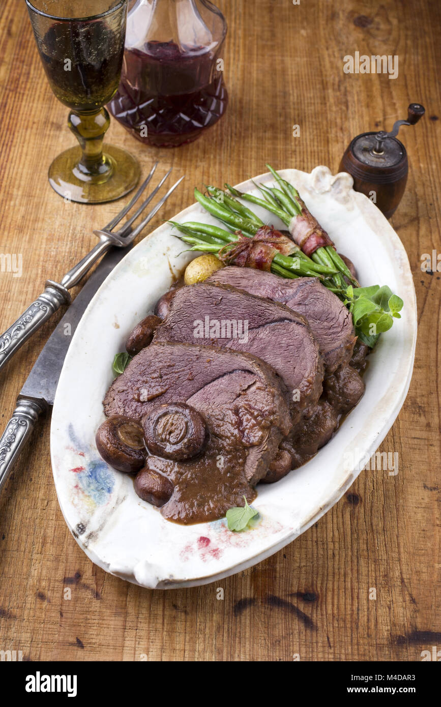 Wildbraten mit Gemüse in Deer Sauce Stockfoto