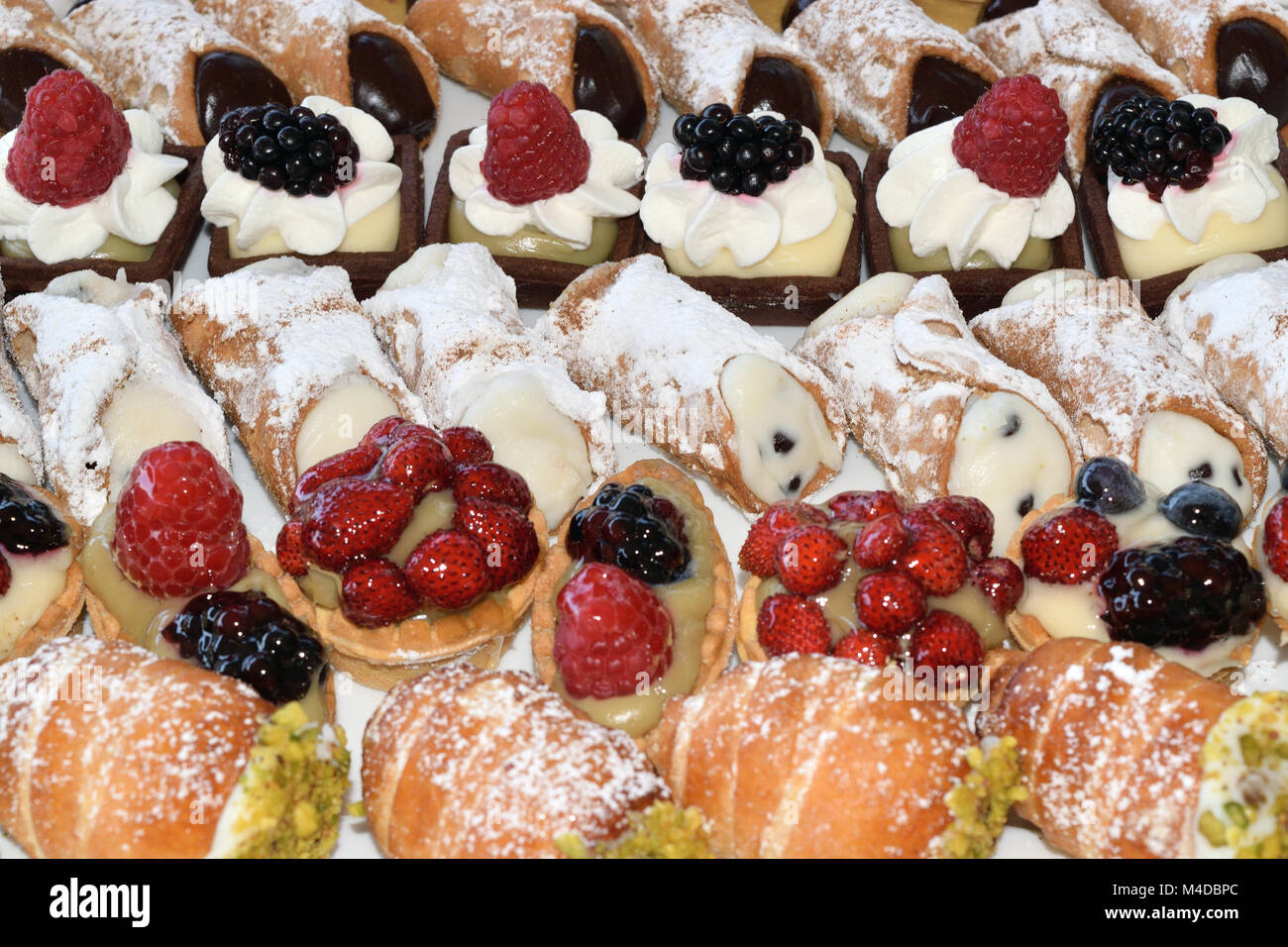 Tablett mit verschiedenen Arten von sizilianischen desserts Stockfoto
