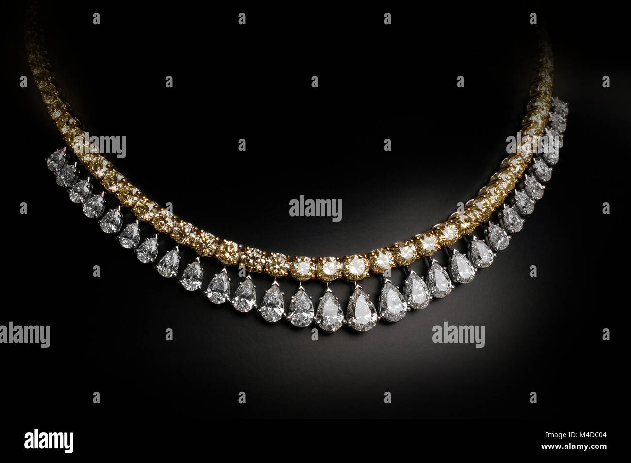 Halskette mit weißen und gelben Diamanten. Stockfoto