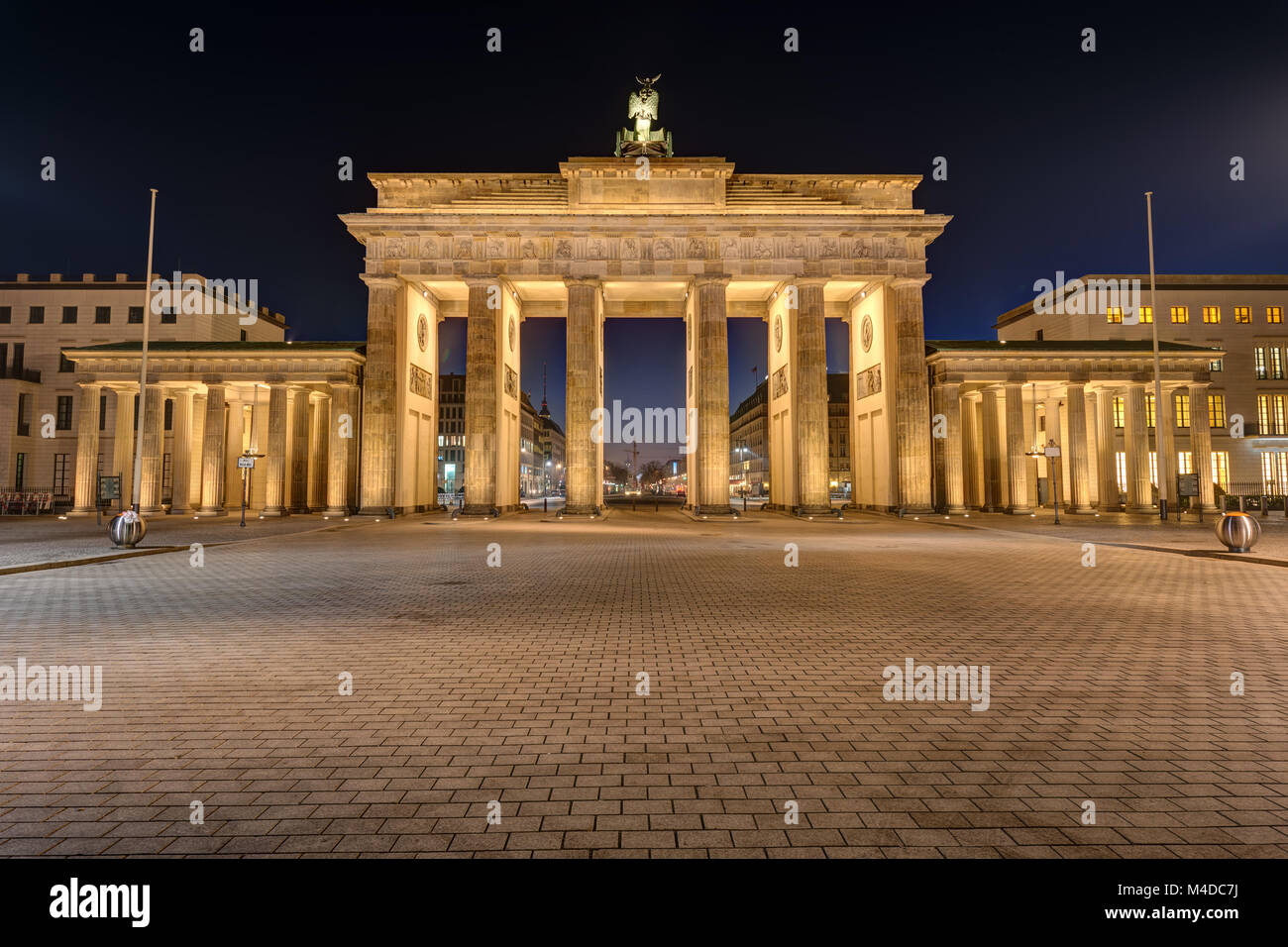 Das Brandenburger Tor in Berlin bei Nacht beleuchtet Stockfoto