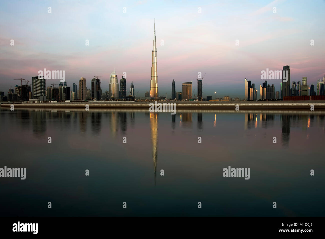 Skyline von Dubai mit Down Town und der Burj Khalifa Stockfoto