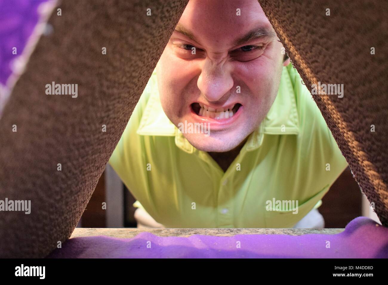 Zornigen Mann in einem Tunnel Stockfoto